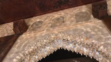 Granada, Granada - İspanya - 01-27-2024: İspanya 'da Alhambra cephesinin ön planda su yansıtan bir bölümünün görüntüsü. Ayrıca bir giriş ve birkaç kapı da görünüyor.