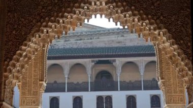 Granada, Granada - İspanya - 01-27-2024: Alhambra 'nın süslü bir şekilde dekore edilmiş bir avlusundan görünüşü ön cephenin karmaşık ve ayrıntılı tasarımını etkileyici bir şekilde gözler önüne seriyor.