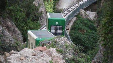 Monistrol de Montserrat, Barcelona - İspanya - 03-27-2024: Biri yokuş aşağı, diğeri Montserrat Manastırı 'na giden iki demiryolu kavşağı. Raylar daha düşük bir seviyede birleşir..