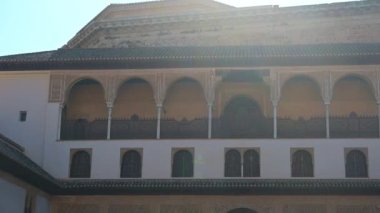 Granada, Granada - İspanya - 01-27-2024: Alhambra cephesinde soldan sağa, kemerler, dekoratif tavanlar ve güneşin altında parlayan pencerelerle karakterize edilmiş.