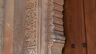 Granada, Granada - İspanya - 01-27-2024: İspanya 'nın Alhambra kentindeki yuvarlak kapı kemerinin yakın görüntüsü, bu binayı bu kadar eşsiz yapan karmaşık işçiliği gözler önüne seriyor.