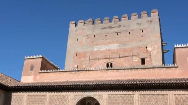 Granada, Granada - İspanya - 01-27-2024: İspanya 'da Alhambra' nın siperleri olan bir cephe ve kule manzarası, açık bir şekilde gökyüzüne karşı binanın savunma karakterini gösteriyor