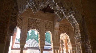 Granada, Granada - İspanya - 01-27-2024: Alhambra 'nın süslü bir şekilde dekore edilmiş bir avlusundan görünüşü ön cephenin karmaşık ve ayrıntılı tasarımını etkileyici bir şekilde gözler önüne seriyor.