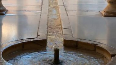 Granada, Granada - İspanya - 01-27-2024: Alhambra 'nın avlusundaki kaynayan bir fıskiyenin manzarası, su merkezden büyük bir havzaya taşar. Güneş ışıldıyor