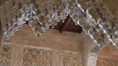 Granada, Granada - İspanya - 01-27-2024: Alhambra 'daki bir salonun sanatsal ayrıntılarının bir görüntüsü, onu koridorun önündeki resmedilmeye değer açık alana nazik bir tava takip ediyor