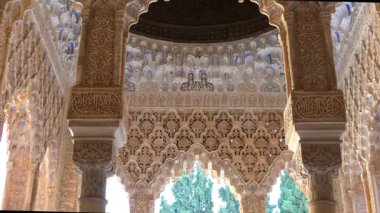Granada, Granada - İspanya - 01-27-2024: Alhambra 'daki bir salonun karmaşık ayrıntılarının bir görüntüsü, ardından da koridorun önündeki manzaralı açık alana nazik bir tava