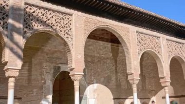 Granada, Granada - İspanya - 01-27-2024: İspanya 'da yansıyan suyun görülebileceği Alhambra cephesinin bir bölümü. Bir giriş ve kapılar da açıkça görülebilir.