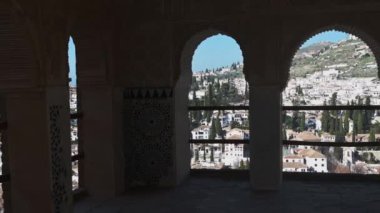 Granada, Granada - İspanya - 01-27-2024: Pan ve İspanya 'daki Alhambra' nın açık pencerelerinden Granada şehrinin mavi gökyüzü altında görülebileceği manzaralar