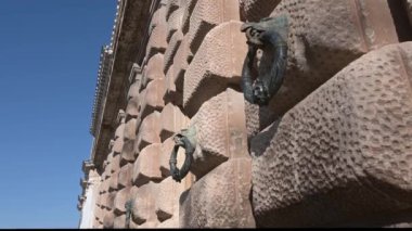 Granada, Granada - İspanya 01-27-2024: Alhambra 'daki Charles V Sarayı cephesi, düzenli olarak metal halkaların yerleştirildiği pürüzlü, eşit düzenlenmiş taşlardan yapılmıştır.