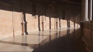 Granada, Granada - İspanya - 01-27-2024: Alhambra 'daki Charles V Sarayı' nın birinci katındaki düz geçitlerin duvarlara yansıtılan gölge çizgileriyle manzarası