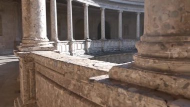 Granada, Granada - İspanya - 01-27-2024: Alhambra 'daki Charles V Sarayı' nın dengeli sıralanmış sütunlarıyla balustrade manzarası. Balustrade 'ın bazı kısımları su tarafından aydınlatılır.