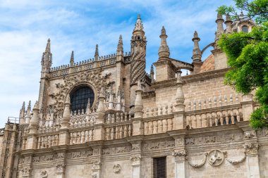 Beyaz bir masa örtüsü, beyaz tabaklar, çatal bıçak takımı ve rulo peçete ile kaplı bir masanın üzerinde şık bir masa düzenlenir.