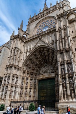 Sevilla, Sevilla - İspanya 04-19-2024: Plaza del Cabildo 'dan mağazalar, sütunlar ve bitkilerle dolu bir geçit. Sanatsal olarak boyanmış bir kemer yaklaşık 50 metre uzunluğundaki geçidi süslüyor.