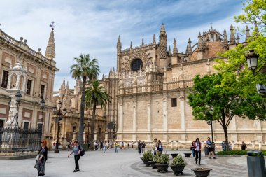 Sevilla, Sevilla - İspanya 04-19-2024: Plaza del Cabildo 'dan mağazalar, sütunlar ve bitkilerle dolu bir geçit. Sanatsal olarak boyanmış bir kemer yaklaşık 50 metre uzunluğundaki geçidi süslüyor.