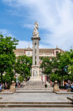 Sevilla, Sevilla - İspanya 04-19-2024: Plaza del Cabildo 'dan mağazalar, sütunlar ve bitkilerle dolu bir geçit. Sanatsal olarak boyanmış bir kemer yaklaşık 50 metre uzunluğundaki geçidi süslüyor.