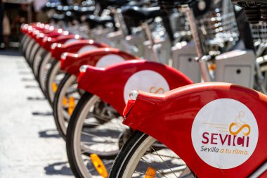 Sevilla, Sevilla - İspanya 04-19-2024: Plaza del Cabildo 'dan mağazalar, sütunlar ve bitkilerle dolu bir geçit. Sanatsal olarak boyanmış bir kemer yaklaşık 50 metre uzunluğundaki geçidi süslüyor.