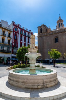Sevilla, Sevilla - İspanya 04-19-2024: Plaza del Cabildo 'dan mağazalar, sütunlar ve bitkilerle dolu bir geçit. Sanatsal olarak boyanmış bir kemer yaklaşık 50 metre uzunluğundaki geçidi süslüyor.