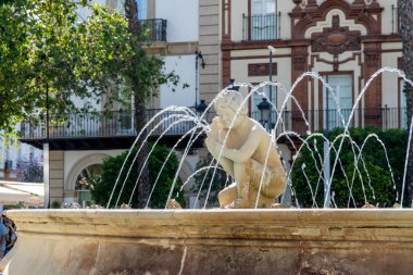 Sevilla, Sevilla - İspanya 04-19-2024: Plaza del Cabildo 'dan mağazalar, sütunlar ve bitkilerle dolu bir geçit. Sanatsal olarak boyanmış bir kemer yaklaşık 50 metre uzunluğundaki geçidi süslüyor.