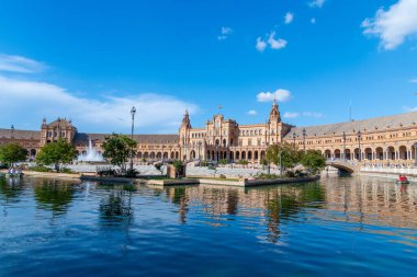 Sevilla, Sevilla - İspanya 04-19-2024: Plaza del Cabildo 'dan mağazalar, sütunlar ve bitkilerle dolu bir geçit. Sanatsal olarak boyanmış bir kemer yaklaşık 50 metre uzunluğundaki geçidi süslüyor.