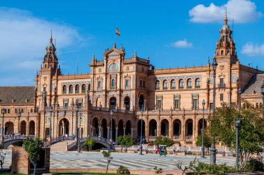 Sevilla, Sevilla - İspanya 04-19-2024: Plaza del Cabildo 'dan mağazalar, sütunlar ve bitkilerle dolu bir geçit. Sanatsal olarak boyanmış bir kemer yaklaşık 50 metre uzunluğundaki geçidi süslüyor.