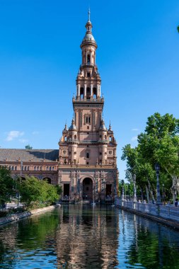 Sevilla, Sevilla - İspanya 04-19-2024: Plaza del Cabildo 'dan mağazalar, sütunlar ve bitkilerle dolu bir geçit. Sanatsal olarak boyanmış bir kemer yaklaşık 50 metre uzunluğundaki geçidi süslüyor.