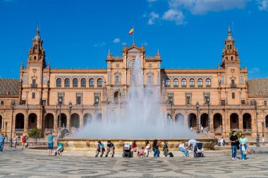 Sevilla, Sevilla - İspanya 04-19-2024: Plaza del Cabildo 'dan mağazalar, sütunlar ve bitkilerle dolu bir geçit. Sanatsal olarak boyanmış bir kemer yaklaşık 50 metre uzunluğundaki geçidi süslüyor.