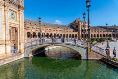Sevilla, Sevilla - İspanya 04-19-2024: Plaza del Cabildo 'dan mağazalar, sütunlar ve bitkilerle dolu bir geçit. Sanatsal olarak boyanmış bir kemer yaklaşık 50 metre uzunluğundaki geçidi süslüyor.