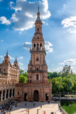 Sevilla, Sevilla - İspanya 04-19-2024: Plaza del Cabildo 'dan mağazalar, sütunlar ve bitkilerle dolu bir geçit. Sanatsal olarak boyanmış bir kemer yaklaşık 50 metre uzunluğundaki geçidi süslüyor.