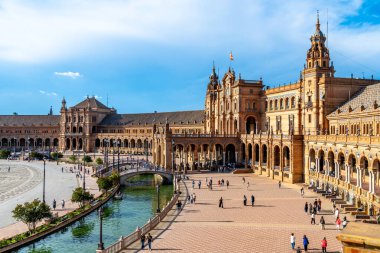 Sevilla, Sevilla - İspanya 04-19-2024: Plaza del Cabildo 'dan mağazalar, sütunlar ve bitkilerle dolu bir geçit. Sanatsal olarak boyanmış bir kemer yaklaşık 50 metre uzunluğundaki geçidi süslüyor.