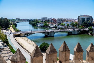 Sevilla, Sevilla - İspanya 04-19-2024: Plaza del Cabildo 'dan mağazalar, sütunlar ve bitkilerle dolu bir geçit. Sanatsal olarak boyanmış bir kemer yaklaşık 50 metre uzunluğundaki geçidi süslüyor.