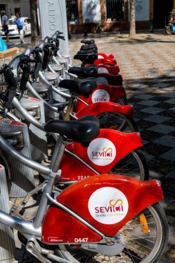 Sevilla, Sevilla - İspanya 04-19-2024: Plaza del Cabildo 'dan mağazalar, sütunlar ve bitkilerle dolu bir geçit. Sanatsal olarak boyanmış bir kemer yaklaşık 50 metre uzunluğundaki geçidi süslüyor.