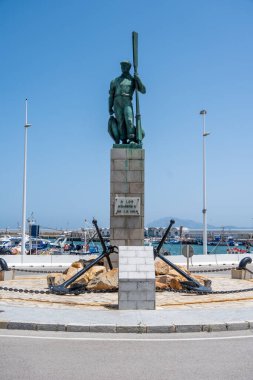 Sevilla, Sevilla - İspanya 04-19-2024: Plaza del Cabildo 'dan mağazalar, sütunlar ve bitkilerle dolu bir geçit. Sanatsal olarak boyanmış bir kemer yaklaşık 50 metre uzunluğundaki geçidi süslüyor.