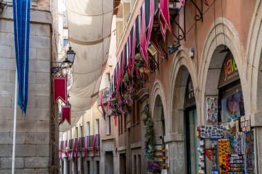 La Linea, Cadiz - İspanya 06-03-2024: Arka planda gökdelenler ve dağlarla sahil yolunda bir adam oturuyor.