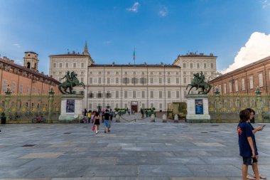 La Linea, Cadiz - İspanya 06-03-2024: Arka planda gökdelenler ve dağlarla sahil yolunda bir adam oturuyor.