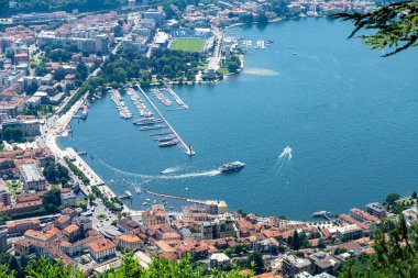 Brunate, Lombardei - İspanya - 06-28-2024: Como Gölü 'nün açık bir günde yüksek bir perspektiften Como şehri ile çevrili görüntüsü.