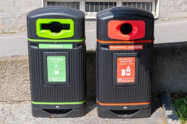 Brunate, Lombardei - İtalya - 06-28-2024: Brunate, İtalya 'da cam ve plastik için çeşitli çöp bidonları sürdürülebilir geri dönüşüm ve çevre korumasını destekliyor.