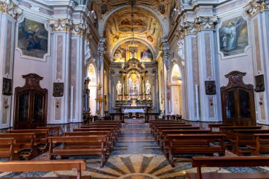 Brunate, Lombardei - İtalya - 06-28-2024: Brunate 'de süslü bir sunak, heykeller ve tavan resimlerinin yer aldığı bir kilisenin iç görünümü.