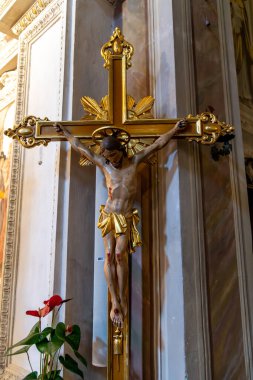 Brunate, Lombardei - İtalya - 06-28-2024: Kilisede kutsal bir dini sembol olan altın detaylarla bezenmiş bir İsa figürü.