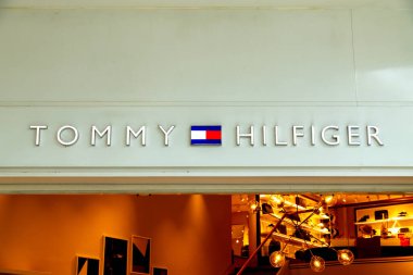Casablanca, Casablanca-Settat - Fas - 07-27-2024: Tommy Hilfiger mağazasının logosu lüks bir alışveriş merkezinde.