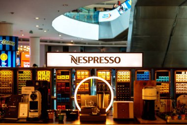 Casablanca, Casablanca-Settat - Fas - 07-27-2024: Modern kahve ürünü sergisi ve renkli kapsül vitriniyle Casablanca Alışveriş Merkezi içinde Nespresso mağazası.