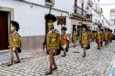 Castro del Rio, Cordoba - İspanya - 03-28-2024: Roma askerleri, Semana Santa Paskalya Geçit Töreni sırasında kaldırım taşı caddelerinde ayrıntılı bir şekilde yürüdüler..