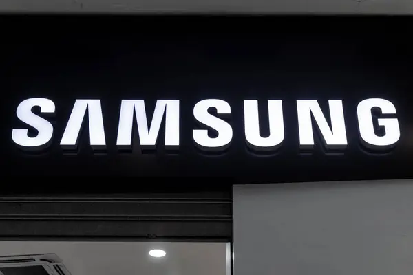 Casablanca, Casablanca-Settat - Fas - 07-27-2024: Samsung mağaza logosu bir alışveriş merkezinde parlak arka ışıklandırma ile.