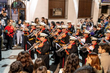 Castro del Rio, Cordoba - İspanya - 03-24-2024: Semana Santa Paskalya alayı sırasında kalabalık tarafından sarılmış yürüyüş bandosu.