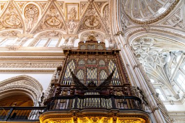 Cordoba, Cordoba - İspanya - 04-08-2024: Mezquita-Katedral de Cordoba 'nın içindeki büyük organ, karmaşık dini oymalar ve çarpıcı mimari detaylarla çevrili.