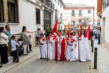 Castro del Rio, Cordoba - İspanya - 03-24-2024: Castro del Rio 'daki Semana Santa Alayı' ndaki çocuklar