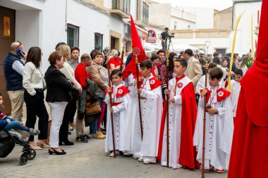 Castro del Rio, Cordoba - İspanya - 03-24-2024: Semana Noel Geçit Töreni sırasında geleneksel dini kostümler içindeki çocuklar ve yetişkinler.
