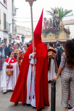 Castro del Rio, Cordoba - İspanya - 03-24-2024: Nazarenos ile dini geçit töreni ve Semana Santa sırasında yüzer.