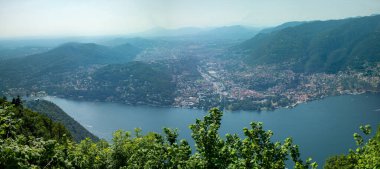 Como Gölü ve çevresindeki manzaranın panoramik görüntüsü etkileyici genişlikler ve doğal güzellikler sergiliyor..