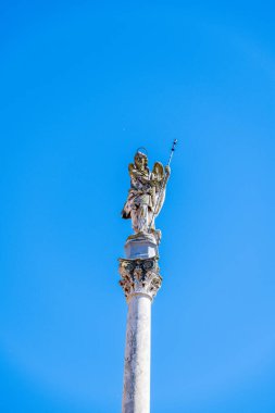 Cordoba 'daki Mezquita Katedrali' nin çan kulesinin önündeki eski bir çeşmenin yakın görüntüsü..