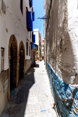 Cordoba, Cordoba - İspanya - 04-08-2024: Essaouira 'da mavi panjurları ve gölgeleri olan dar bir sokak.